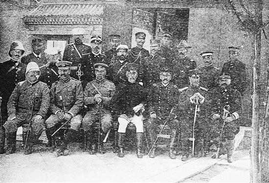 1900年9月各国指挥官在日本公使馆合影